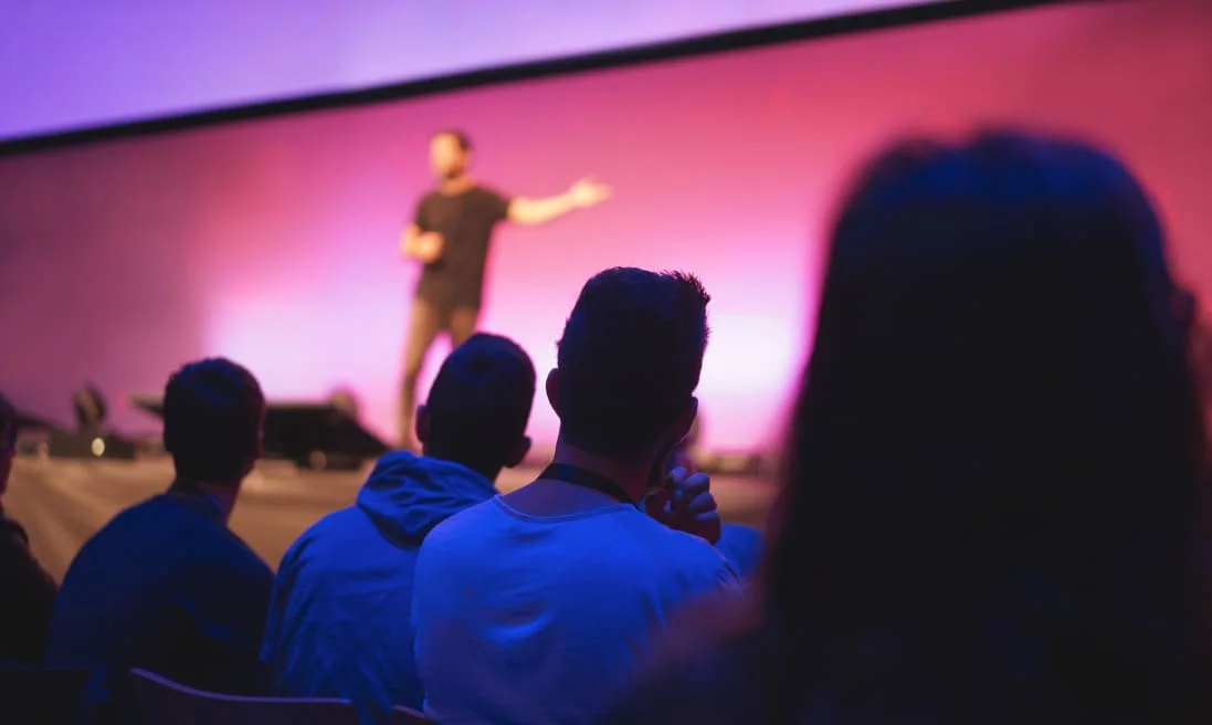 Producción de eventos corporativos con audiencia y speaker, servicio integral de Tauren Pro Eventos.